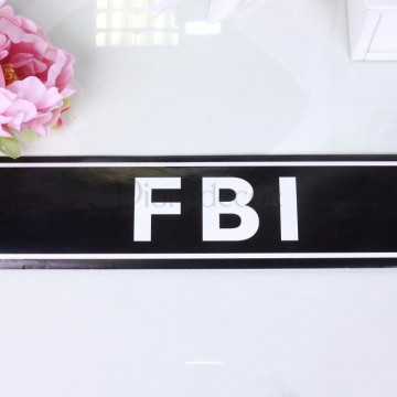 Наклейка «FBI» на номер машины