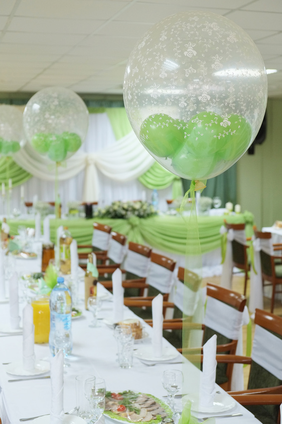 Оформление воздушными шарами свадебного зала