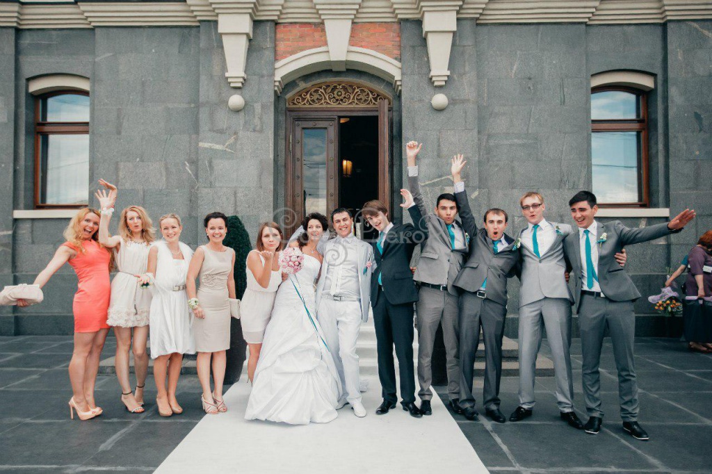 Фото жениха и невесты с друзьями