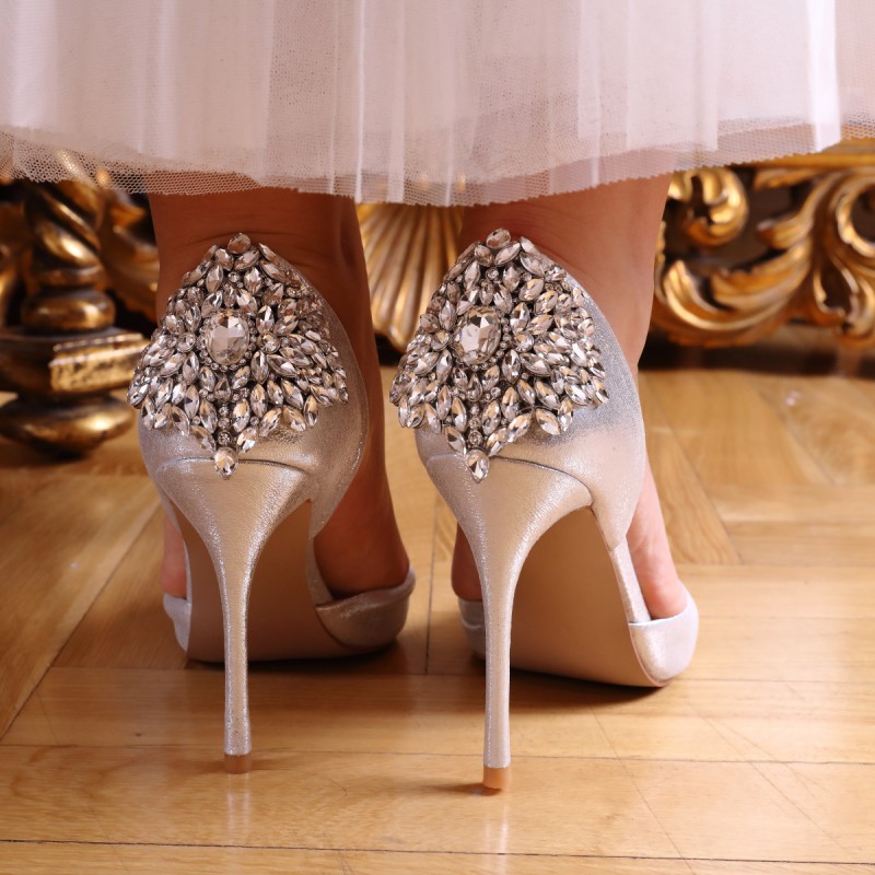 Свадебные туфли с украшениями на пятке
